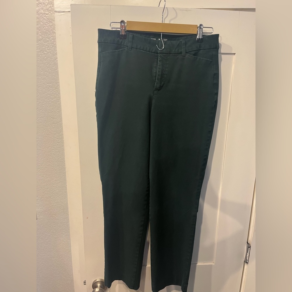 Green cropped pants for work